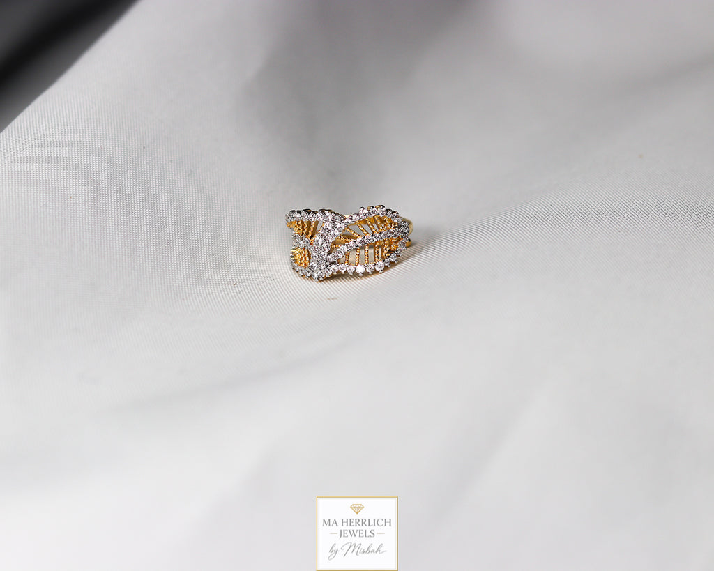 Adjustable Gold Ring With Inlaid Zircon