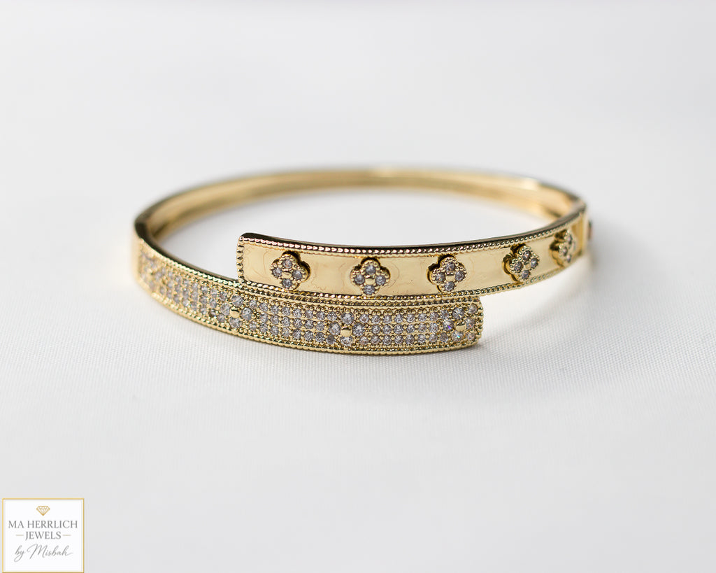 Four leaf flower open bracelet