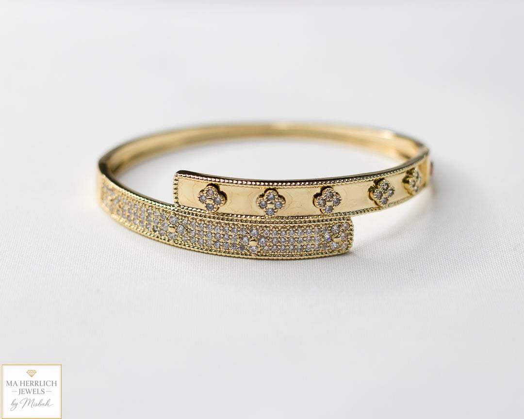 Four leaf flower open bracelet
