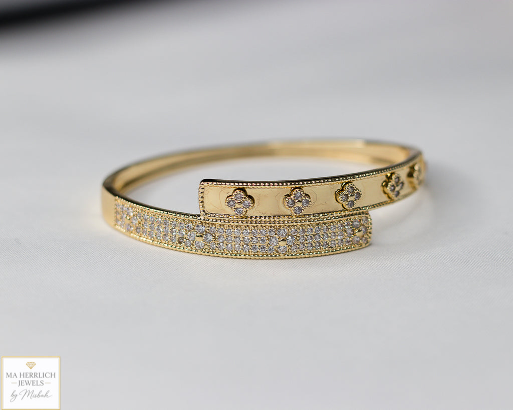 Four leaf flower open bracelet
