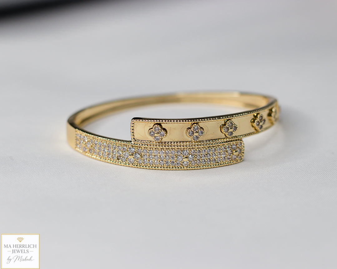 Four leaf flower open bracelet