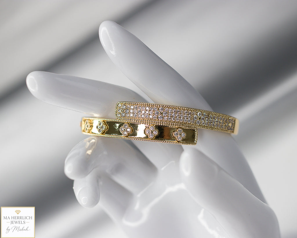 Four leaf flower open bracelet