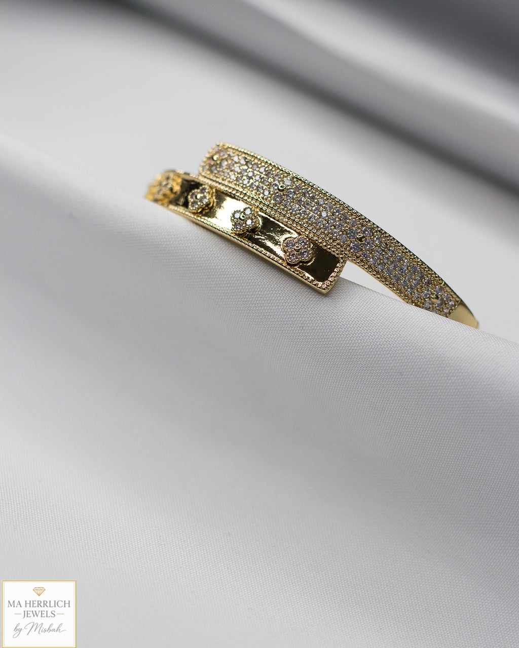Four leaf flower open bracelet