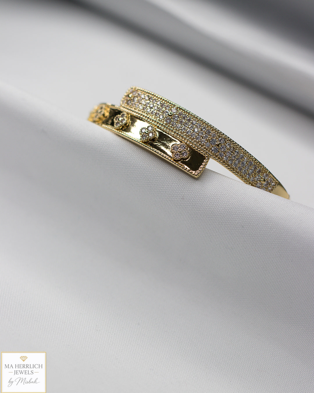 Four leaf flower open bracelet
