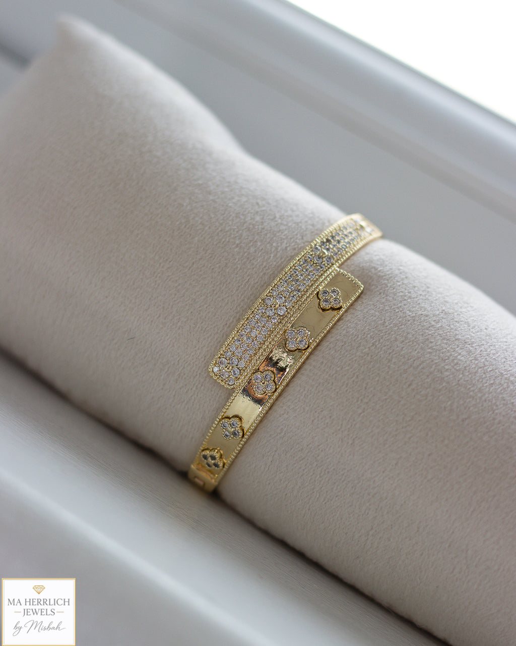 Four leaf flower open bracelet