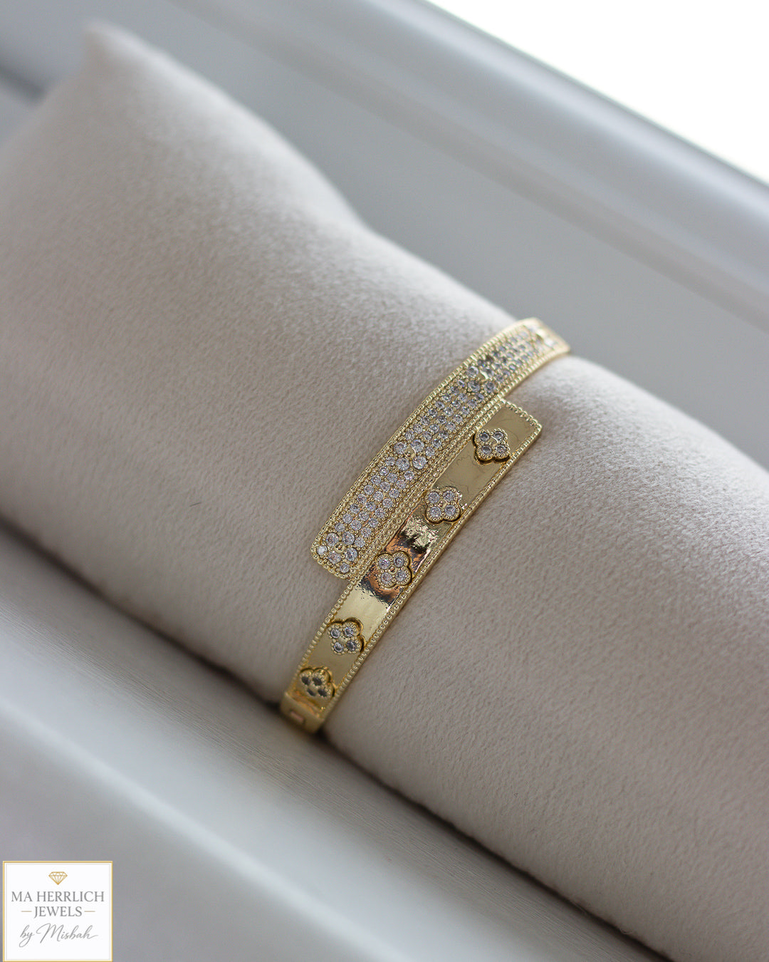 Four leaf flower open bracelet