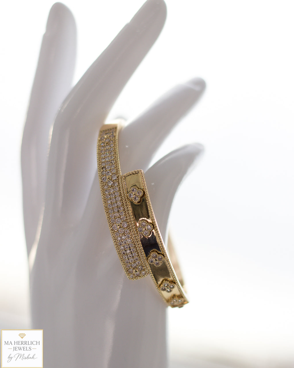 Four leaf flower open bracelet