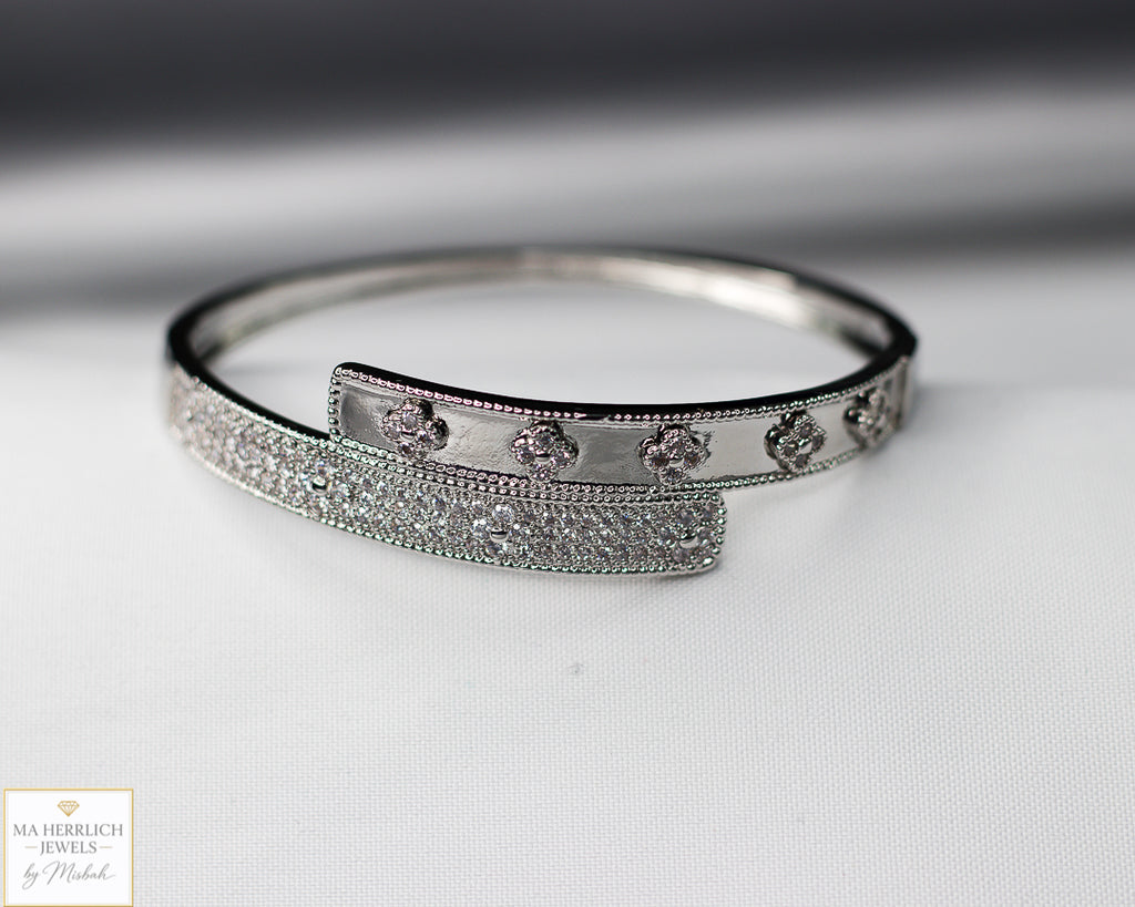 Four leaf flower open bracelet