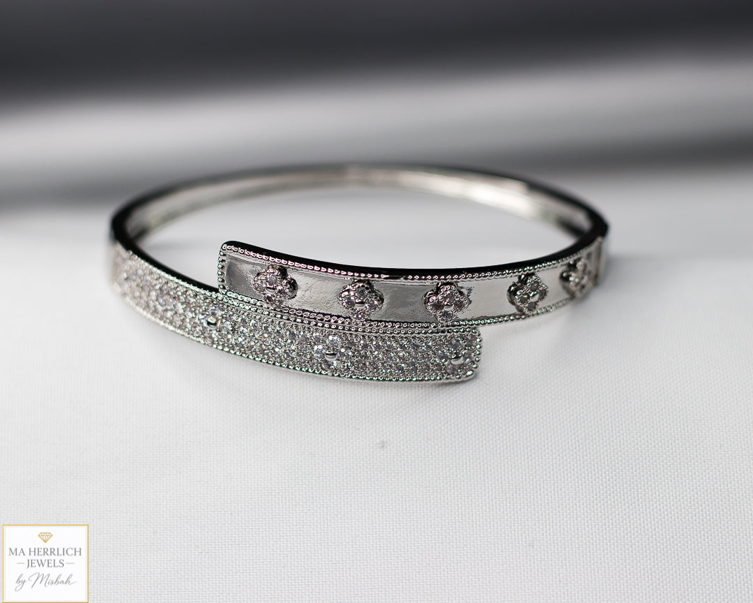 Four leaf flower open bracelet
