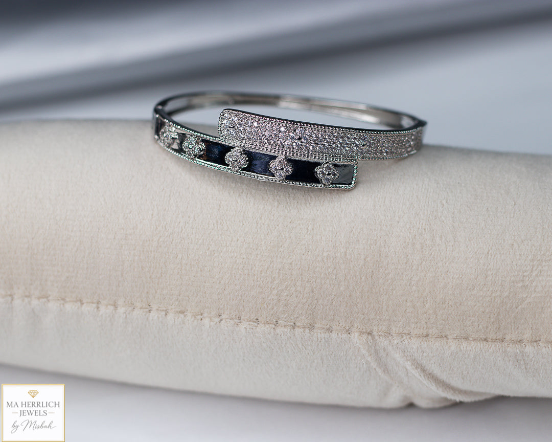 Four leaf flower open bracelet