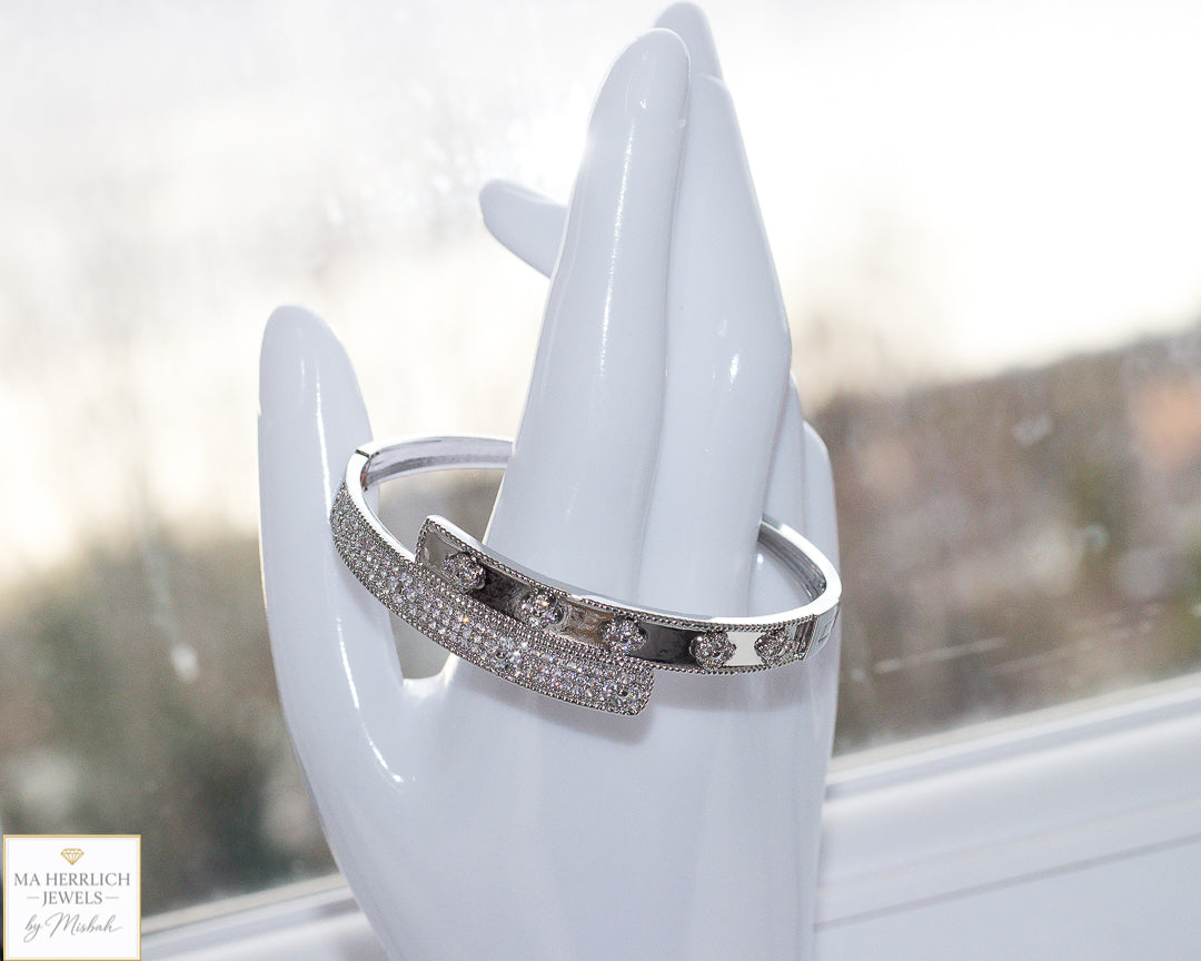 Four leaf flower open bracelet