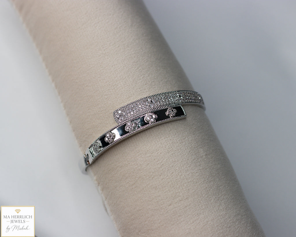 Four leaf flower open bracelet