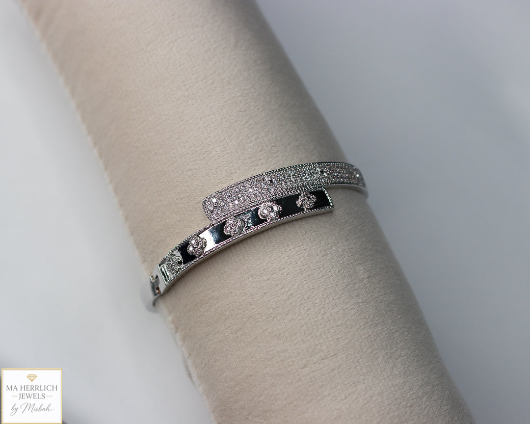 Four leaf flower open bracelet