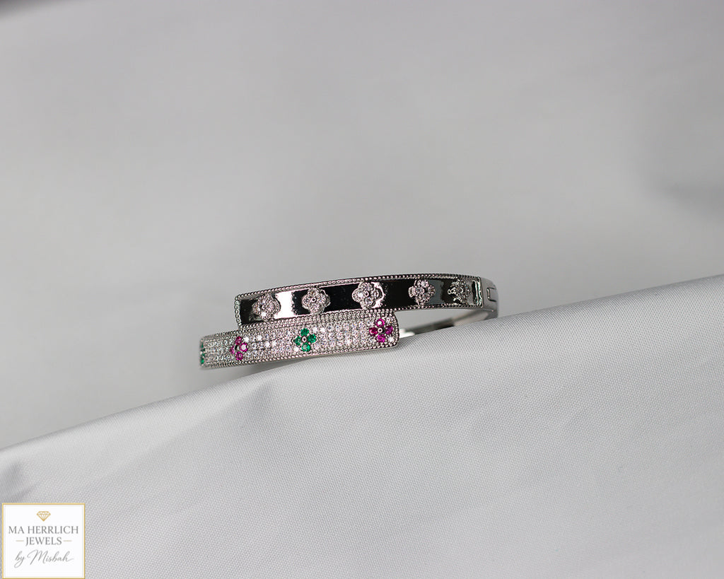 Four leaf flower open bracelet