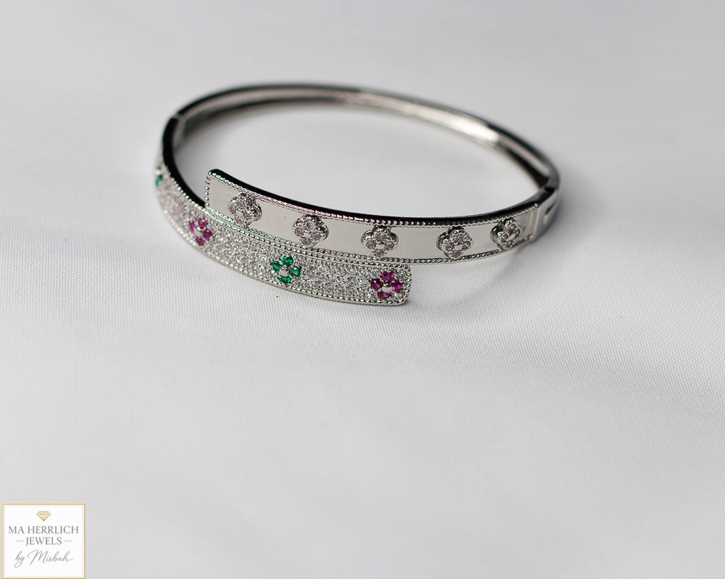 Four leaf flower open bracelet