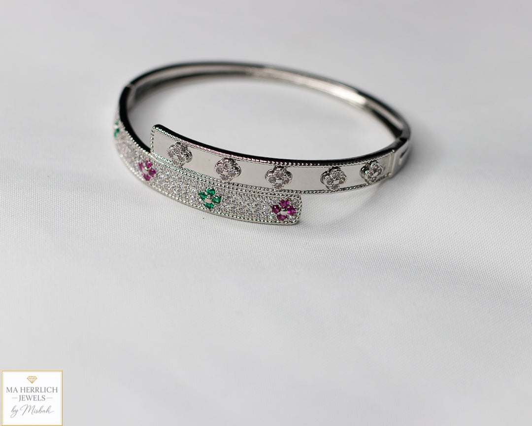 Four leaf flower open bracelet