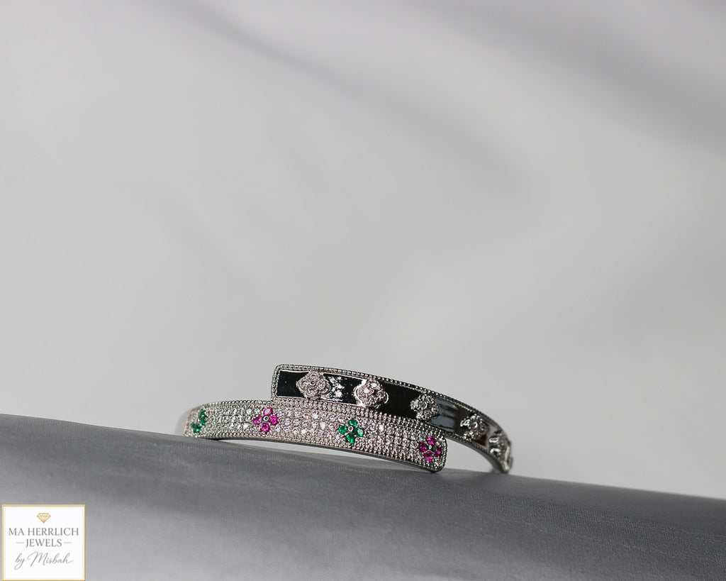 Four leaf flower open bracelet