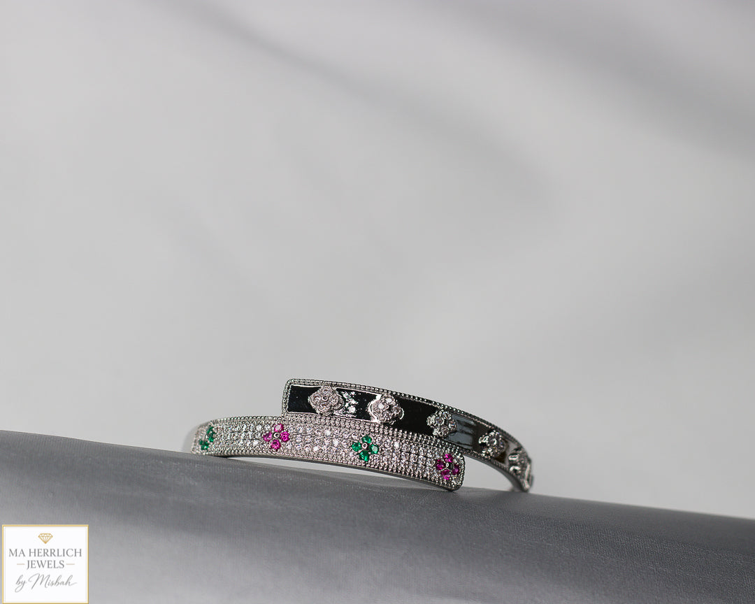 Four leaf flower open bracelet