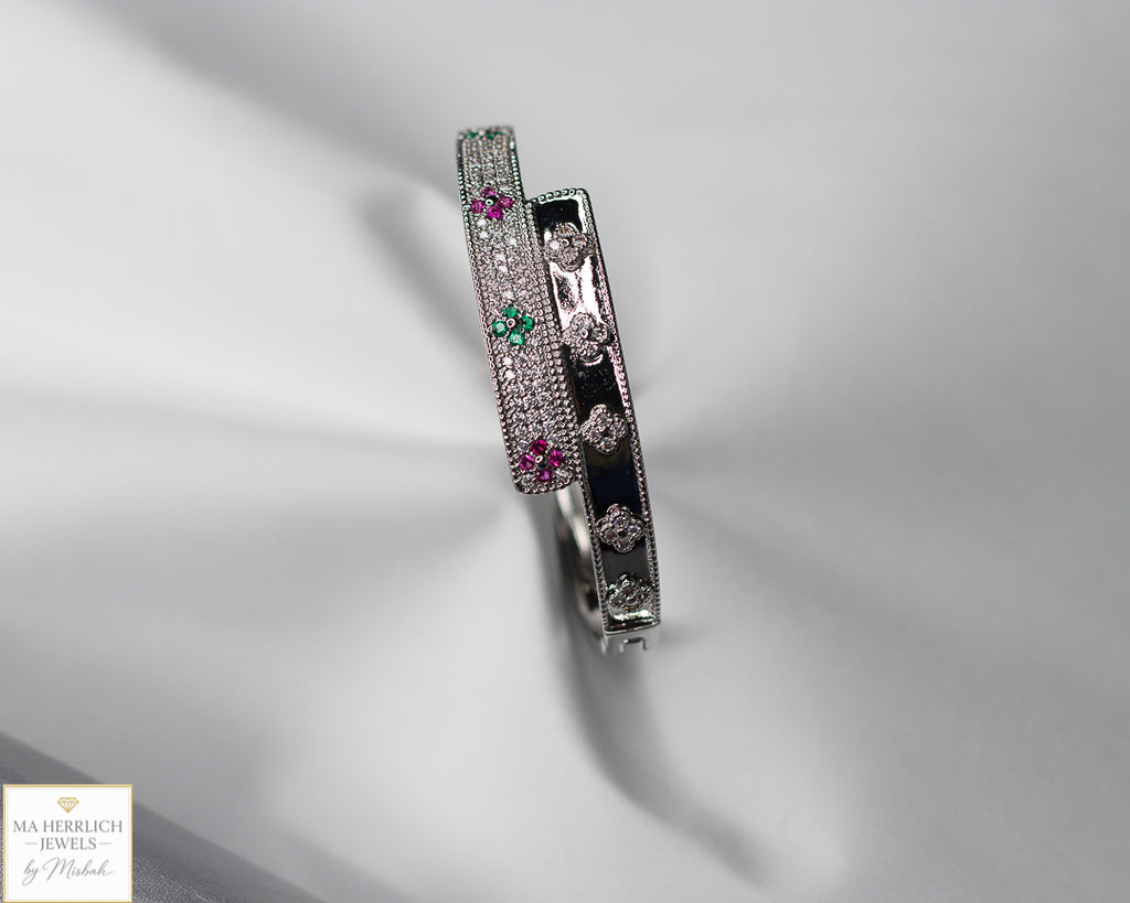 Four leaf flower open bracelet