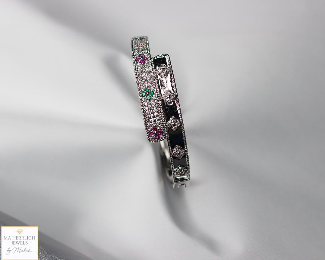 Four leaf flower open bracelet