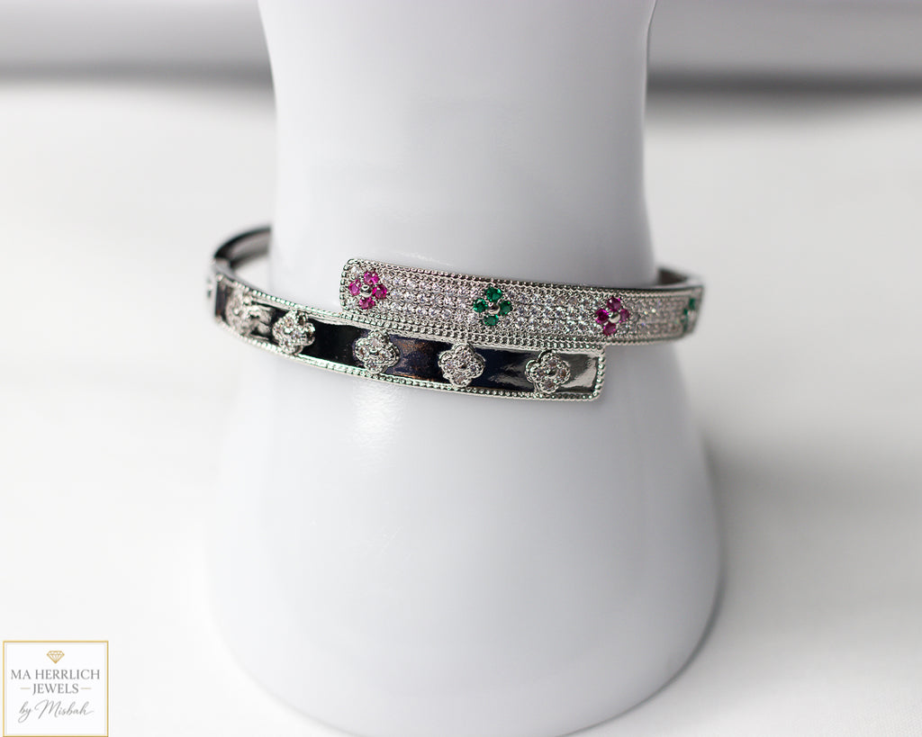 Four leaf flower open bracelet