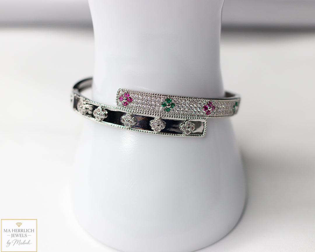 Four leaf flower open bracelet