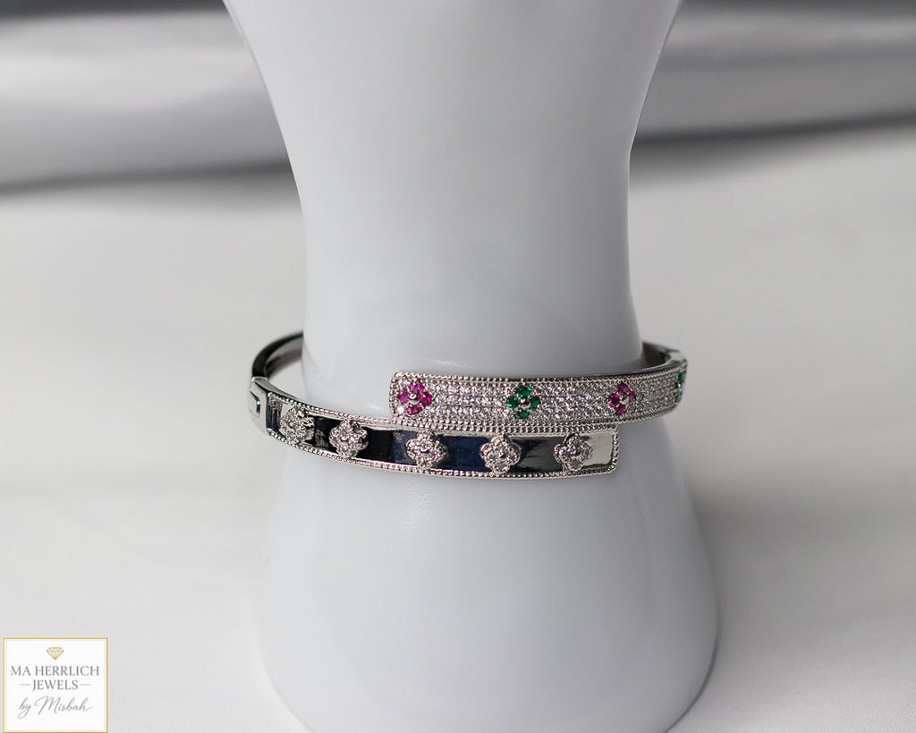 Four leaf flower open bracelet