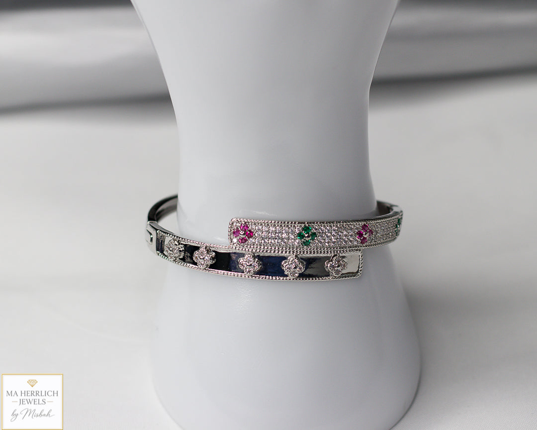 Four leaf flower open bracelet