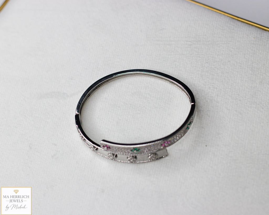 Four leaf flower open bracelet