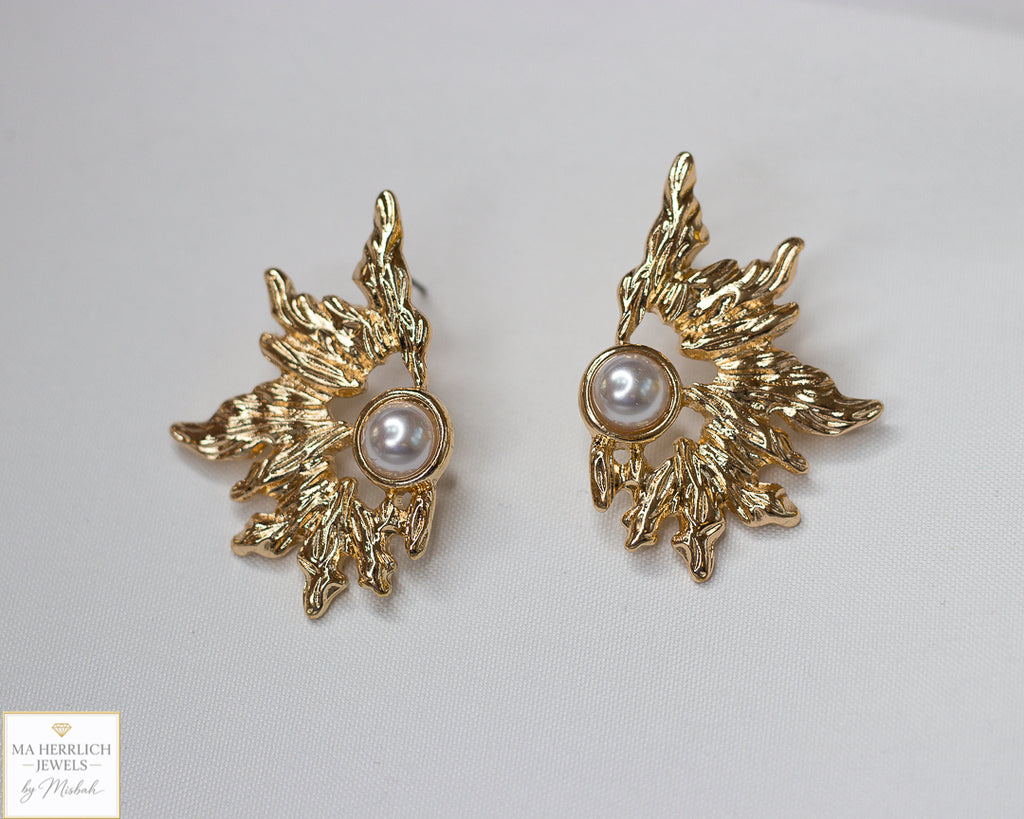 Beautiful Vintage Style Gold & White Pearl Earrings