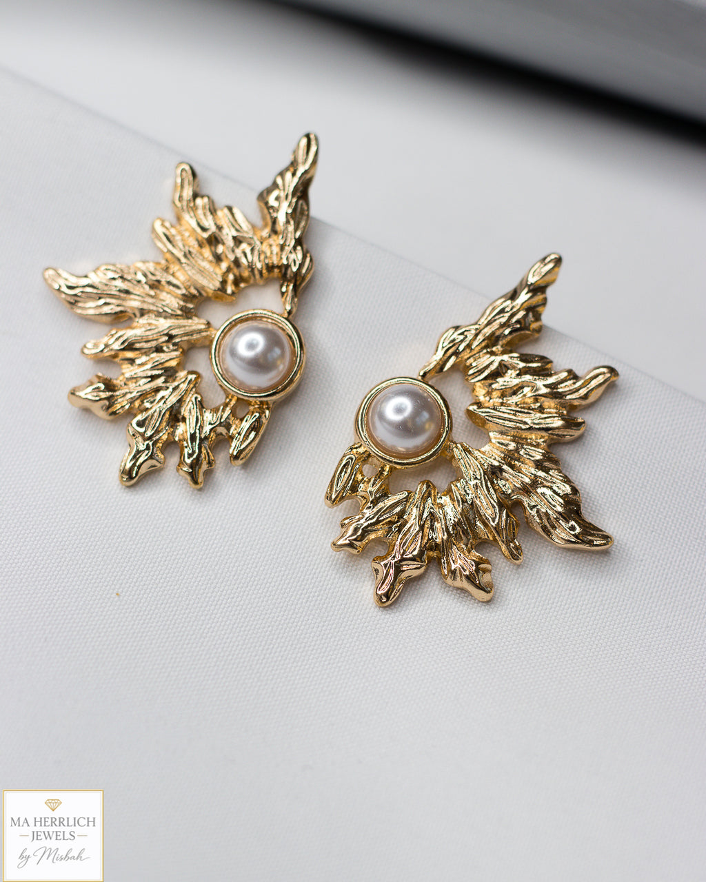 Beautiful Vintage Style Gold & White Pearl Earrings
