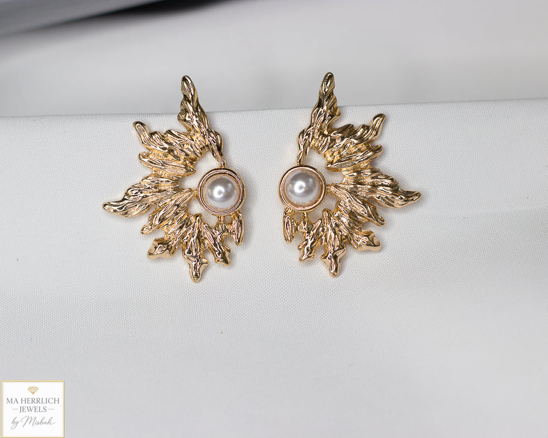 Beautiful Vintage Style Gold & White Pearl Earrings