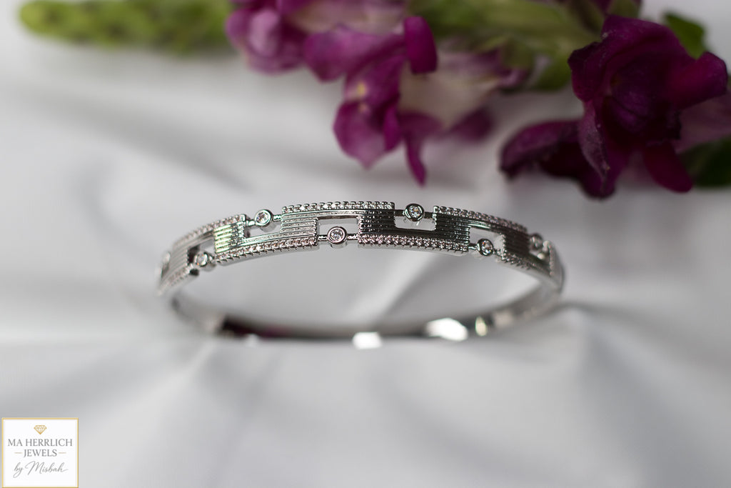 Exquisite Silver Tone Timeless Statement Elegance Bracelet