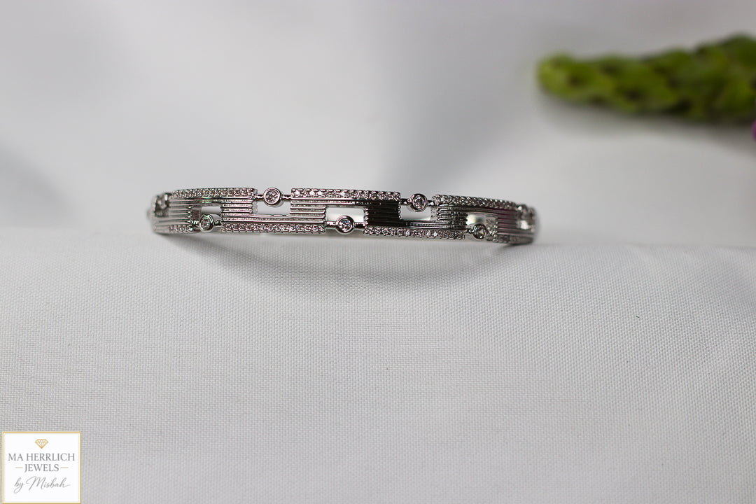 Exquisite Silver Tone Timeless Statement Elegance Bracelet